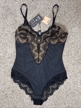 Pinsy Sculpting Lace Shapesuit Bodysuit with Nude Lining Med to Heavy Shaping